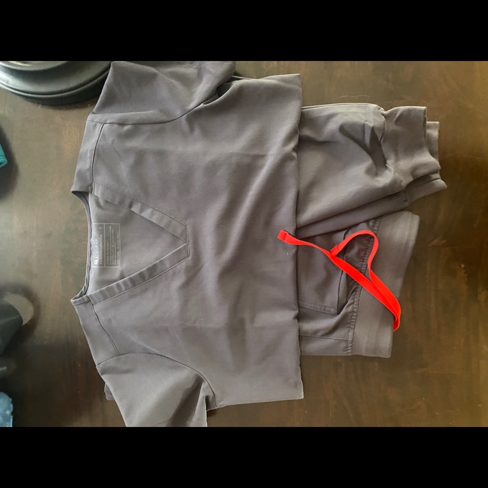 Figs medium jogger, small 2 pocket scrub top